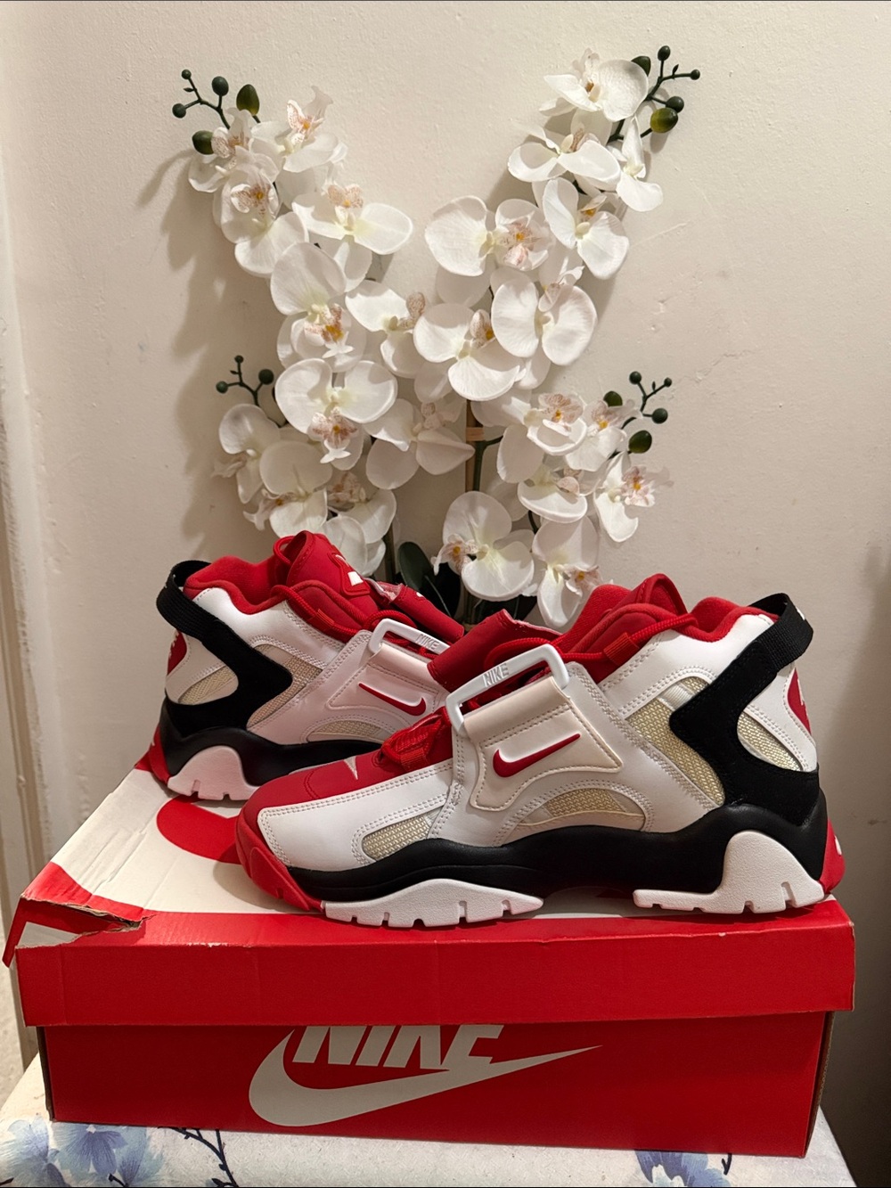 Nike mens Red, White and Black Air Basketball Sneakers - Picture 5 of 8
